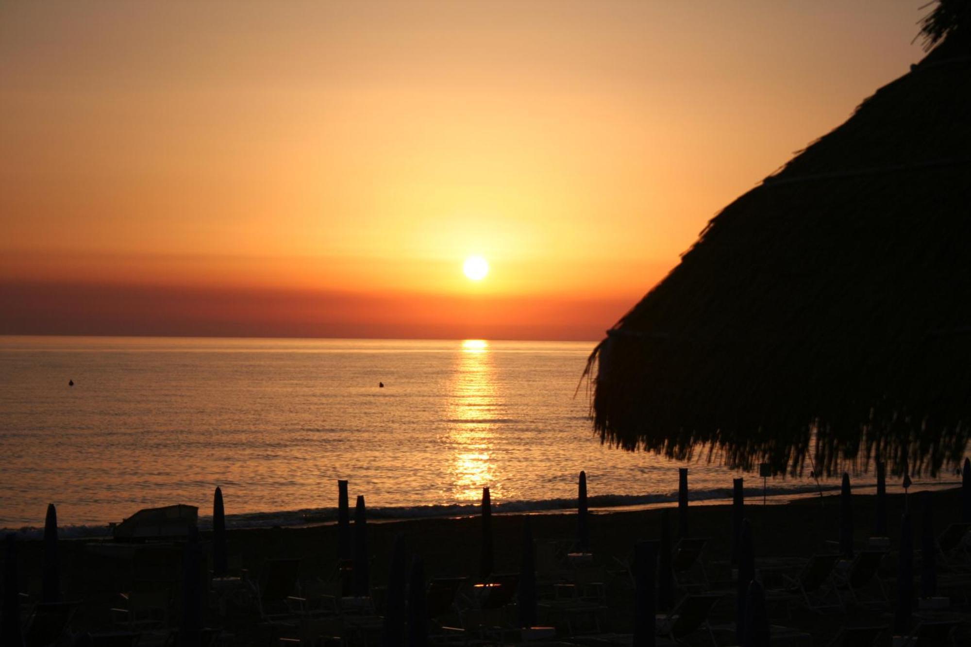 Hotel I Ginepri มาริน่า เด กาสตาเนโก การ์ดูชี ภายนอก รูปภาพ